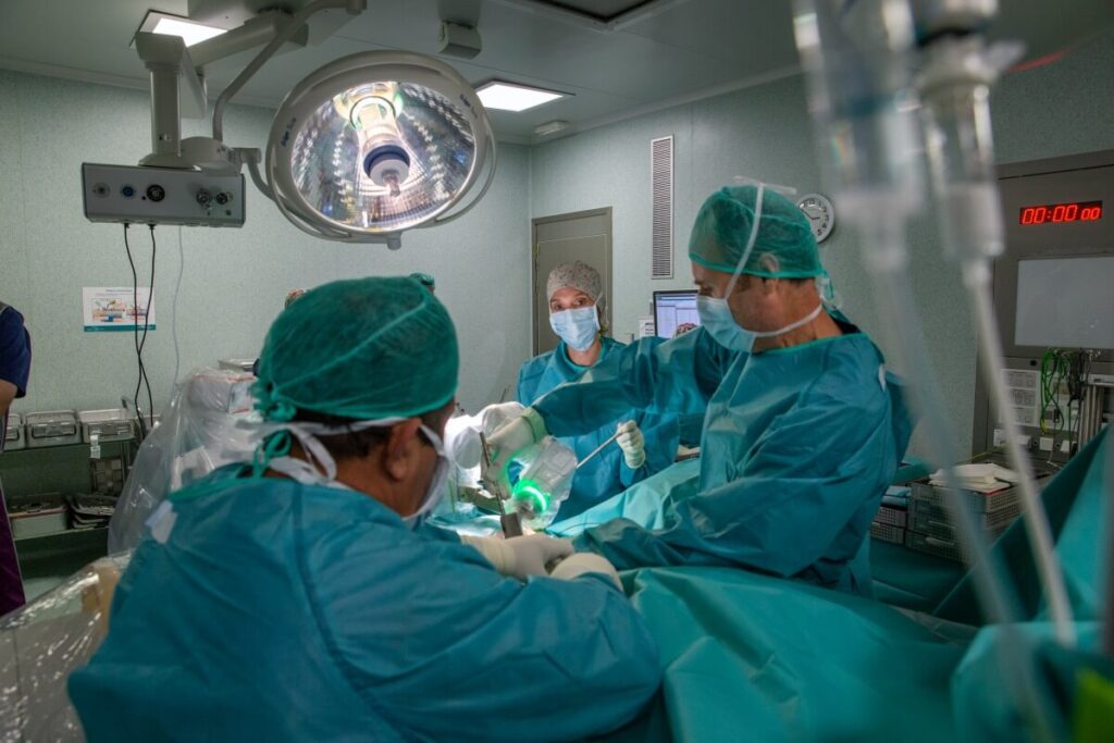 La cirugía robótica asegura precisión y exactitud en implantes de columna
