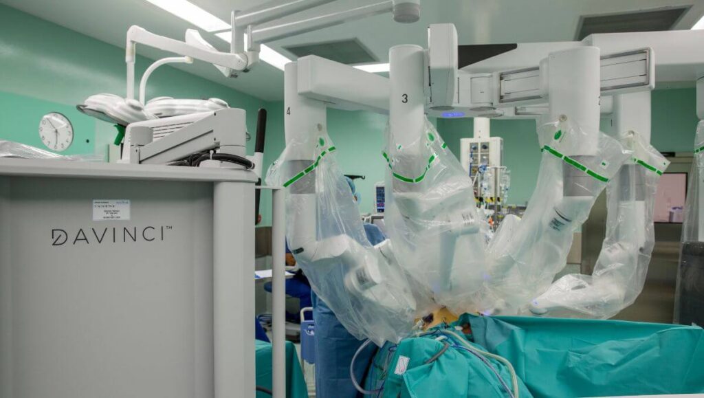 Hablar de cirugía robótica es hablar del robot Da Vinci