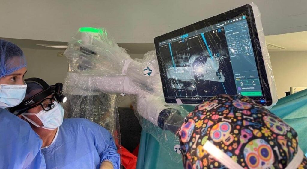 Cirugía robótica de escoliosis asistida por navegación