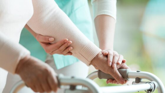 Ahora, un equipo de la École Polytechnique Fédérale de Lausanne (EPFL) y del Hospital Universitario de Lausana (CHUV) ha desarrollado la primera terapia de estimulación cerebral profunda asistida por inteligencia artificial que se ajusta en tiempo real a cada movimiento del paciente.