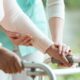 Ahora, un equipo de la École Polytechnique Fédérale de Lausanne (EPFL) y del Hospital Universitario de Lausana (CHUV) ha desarrollado la primera terapia de estimulación cerebral profunda asistida por inteligencia artificial que se ajusta en tiempo real a cada movimiento del paciente.