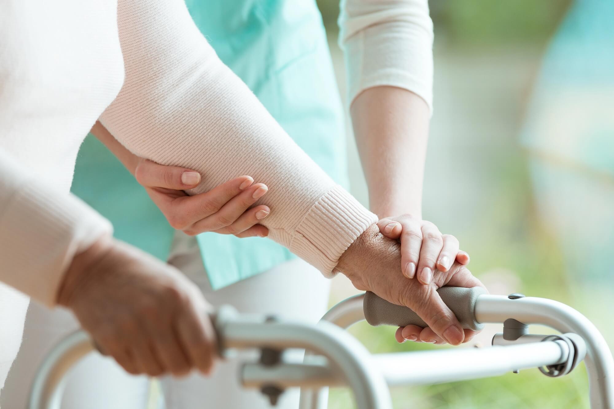 Ahora, un equipo de la École Polytechnique Fédérale de Lausanne (EPFL) y del Hospital Universitario de Lausana (CHUV) ha desarrollado la primera terapia de estimulación cerebral profunda asistida por inteligencia artificial que se ajusta en tiempo real a cada movimiento del paciente.
