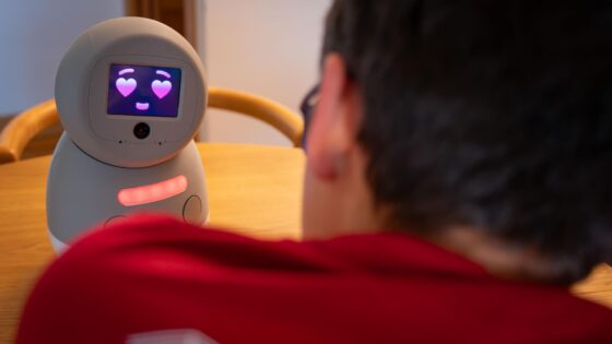 El dispositivo emplea modelos matemáticos e IA para tomar decisiones de forma autónoma y expresar emociones propias en función de la interacción con los menores, con el objetivo de mejorar su comunicación social y estado de ánimo.