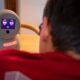 El dispositivo emplea modelos matemáticos e IA para tomar decisiones de forma autónoma y expresar emociones propias en función de la interacción con los menores, con el objetivo de mejorar su comunicación social y estado de ánimo.