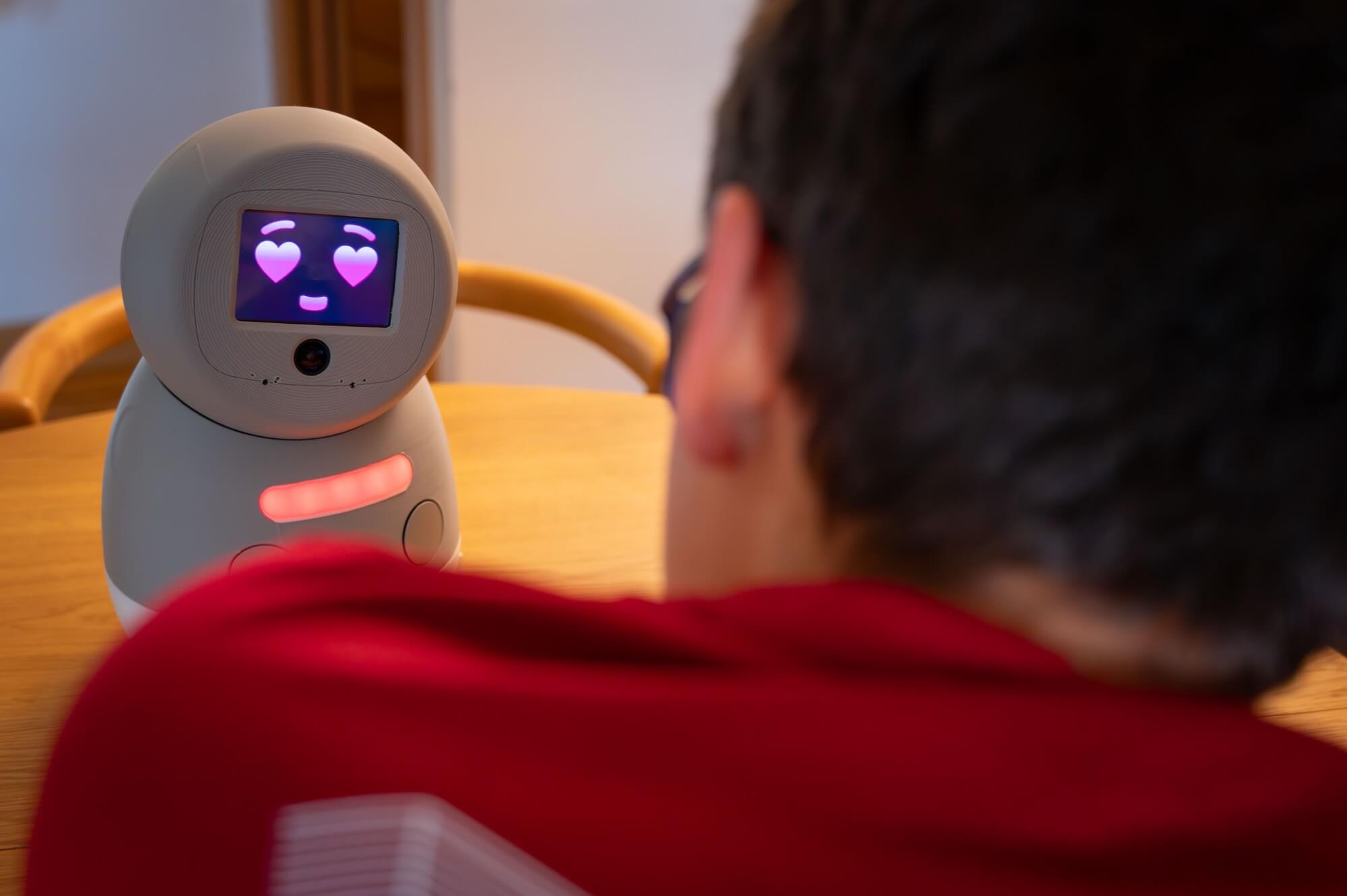 El dispositivo emplea modelos matemáticos e IA para tomar decisiones de forma autónoma y expresar emociones propias en función de la interacción con los menores, con el objetivo de mejorar su comunicación social y estado de ánimo.